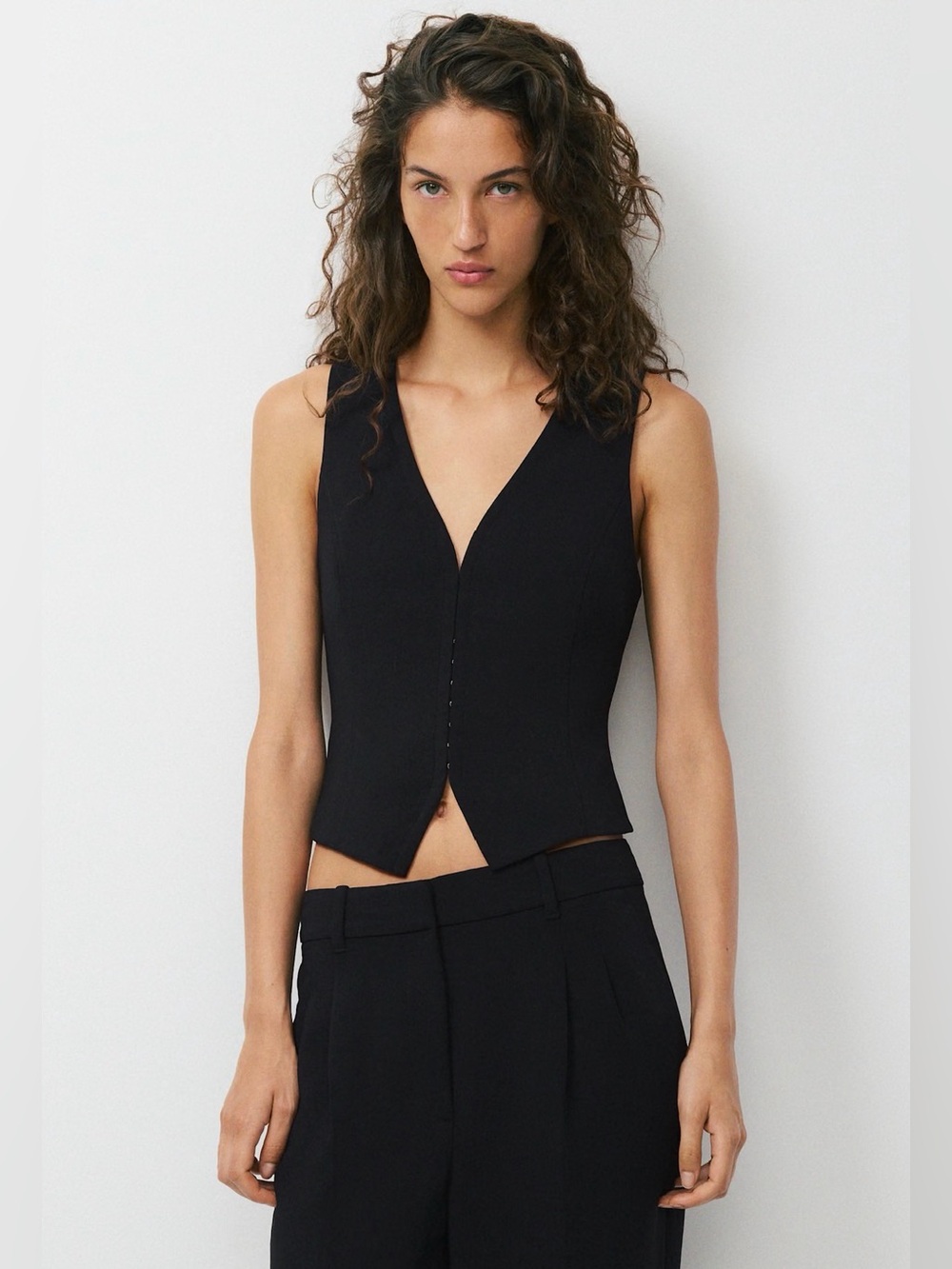 Aritzia - Attire Slim-fit Japanese crepe suit vest